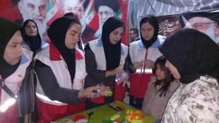 به مناسبت روز جهانی هلال احمرو صلیب سرخ صورت گرفت: حضور دانشجویان عضو کانون هلال احمر آموزشکده ملی مهارت دختران یاسوج در تجمعات شبانه مردم یاسوج 2