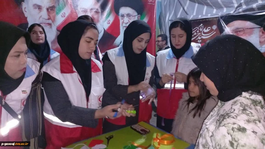 به مناسبت روز جهانی هلال احمرو صلیب سرخ صورت گرفت: حضور دانشجویان عضو کانون هلال احمر آموزشکده ملی مهارت دختران یاسوج در تجمعات شبانه مردم یاسوج 2