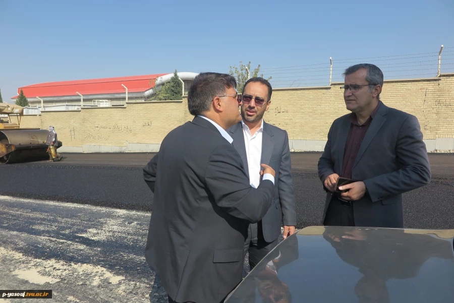 بازدید معاون هماهنگی امور عمرانی استانداری کهگیلویه و بویراحمد از روند انجام آسفالت خیابان دانشگاه 5