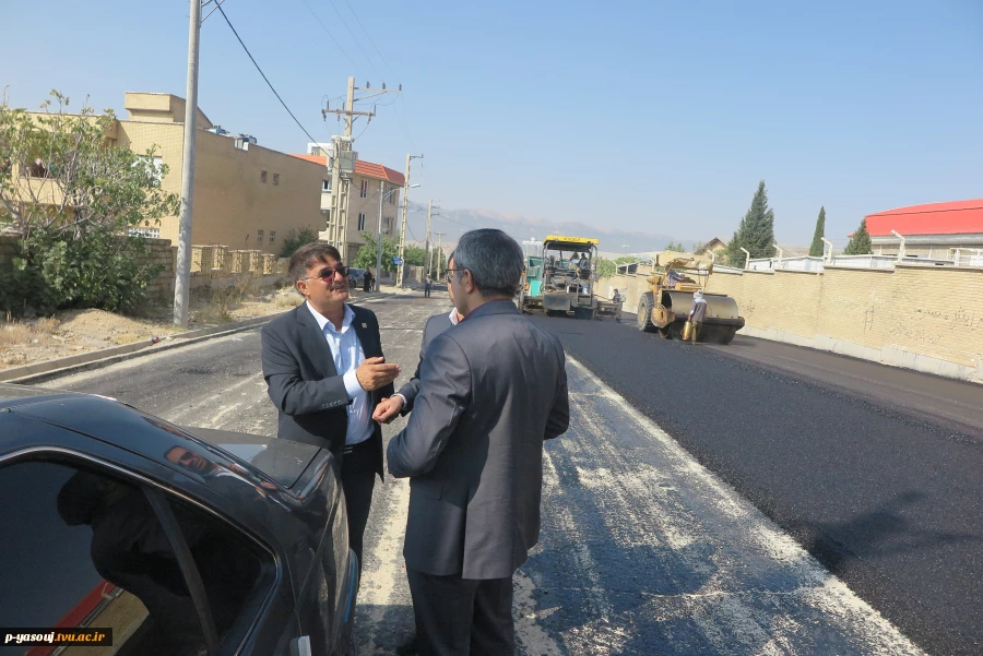 بازدید معاون هماهنگی امور عمرانی استانداری کهگیلویه و بویراحمد از روند انجام آسفالت خیابان دانشگاه 6